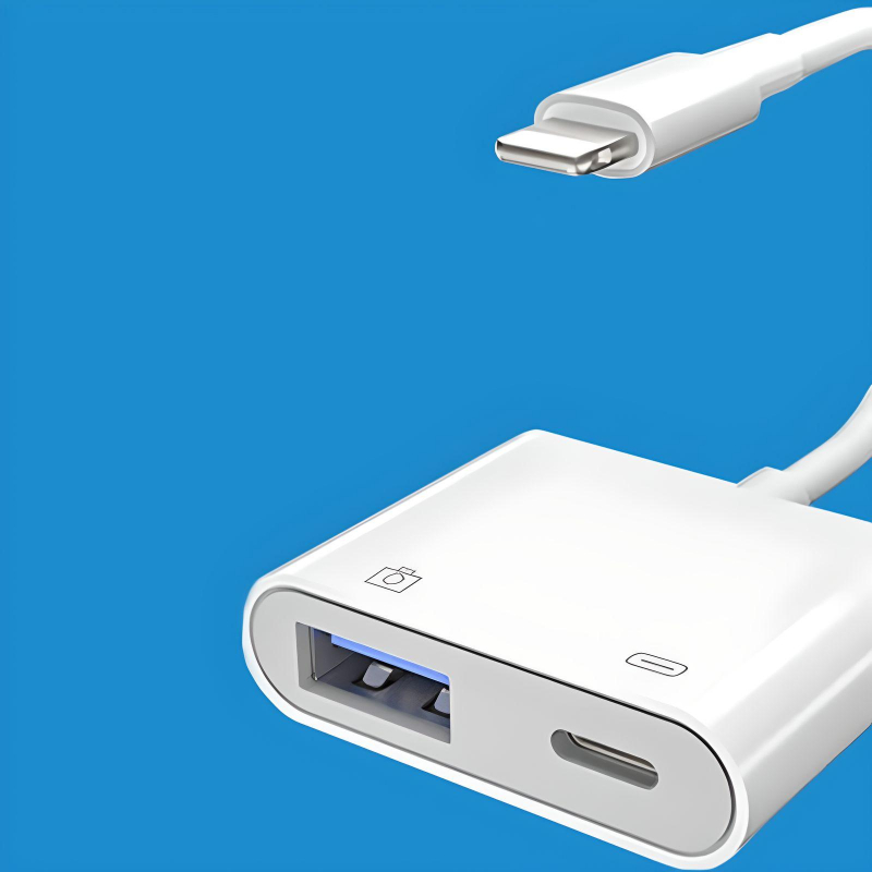 Imagen de un adaptador Lightning a USB OTG de Rayoshop Chile. El adaptador es de color blanco y tiene un diseño compacto. Se puede conectar a un iPhone o iPad para conectar dispositivos USB, como teclados, ratones, unidades flash, cámaras y lectores de tarjetas.