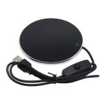 Imagen de un calentador de taza USB Rayoshop de color negro. El calentador tiene un diseño cilíndrico y ese conecta a un puerto USB.