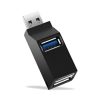Adaptador hub USB negro y compacto con conector USB 3.0 macho, un puerto USB 3.0 azul y dos puertos USB 2.0 en un cuerpo angulado.