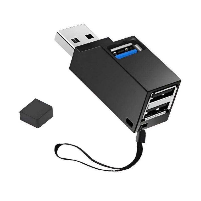 Un hub USB negro y compacto con conector USB 3.0 macho y tres puertos hembra, uno azul y dos negros, junto a una tapa protectora y correa.