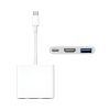 Un adaptador hub 3 en 1 blanco con cable USB-C, puerto HDMI, USB-A y USB-C de carga, mostrado sobre fondo blanco limpio.