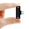 Adaptador EON USB-C negro de aluminio con doble puerto USB-C para carga, data y audio, compacto y de diseño minimalista en Rayoshop Chile.