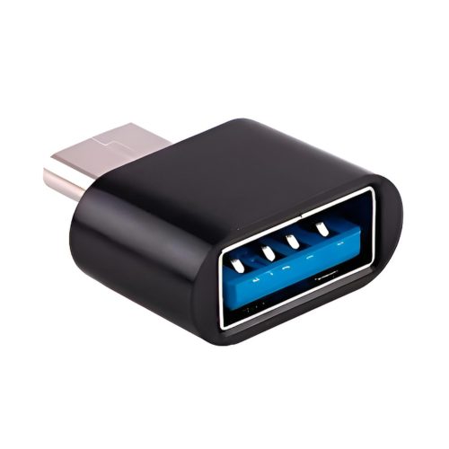En fondo blanco se ve un adaptador USB-C negro con puerto USB azul y conector metálico, listo para transferencia de datos y carga.