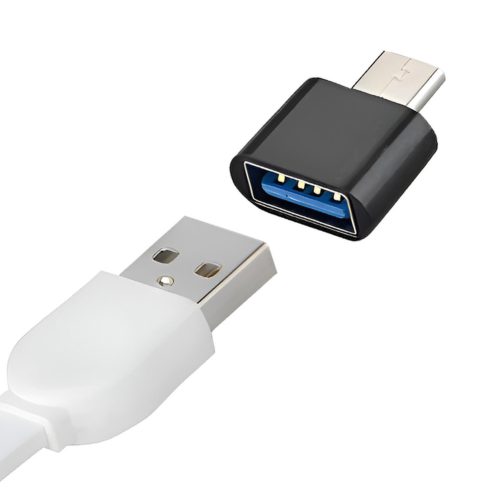 Un adaptador USB-C negro y un conector USB-A blanco aparecen sobre fondo claro, mostrando la conexión entre puerto tipo C y USB 3.0.