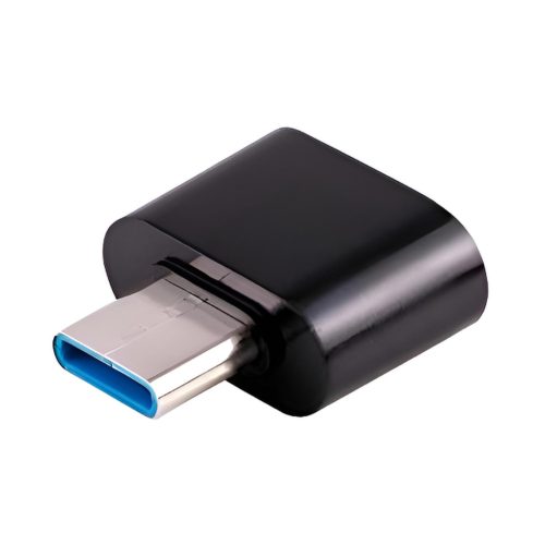 Un adaptador USB-C negro con conector USB 3.0 azul se ve sobre fondo blanco, con diseño compacto para transferencia de datos y carga.
