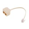 Adaptador divisor RJ11 EON color marfil con un conector macho y dos puertos hembra, fabricado en plástico y metal para línea telefónica.