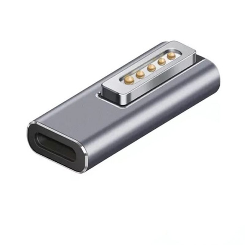 Imagen de un adaptador magnético USB-PD MagSafe conectado a un MacBook Pro, disponible en color plateado. rayoshop