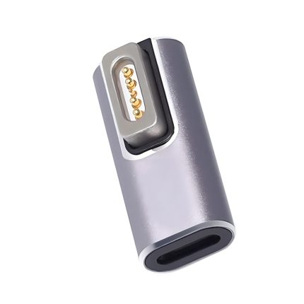 Imagen de un adaptador USB-C magnético de carga rápida de 100 W conectado a un MacBook. rayoshop
