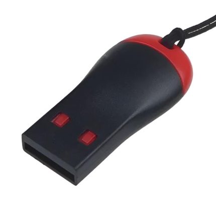 Un lector de tarjetas Micro SD negro con detalles rojos y cable, sobre fondo blanco, con conector USB y diseño compacto.