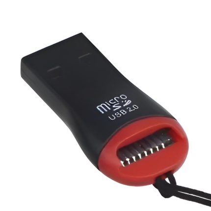 Un lector de tarjetas Micro SD negro con detalles rojos muestra el conector USB 2.0 y la ranura para memoria en un diseño compacto.