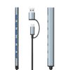 Un hub USB-C gris de aluminio muestra siete puertos USB 3.0 azules y dos conectores laterales con cable negro en fondo blanco.
