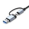 Un cable adaptador USB-C y USB-A con conectores metálicos gris aluminio, sobre fondo blanco, para el hub 7 en 2 de 5xUSB y 2xUSB-C compacto.