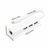 Sobre fondo blanco, un adaptador blanco USB-C a RJ45 con tres puertos USB y cable corto muestra sus medidas impresas en el cuerpo.