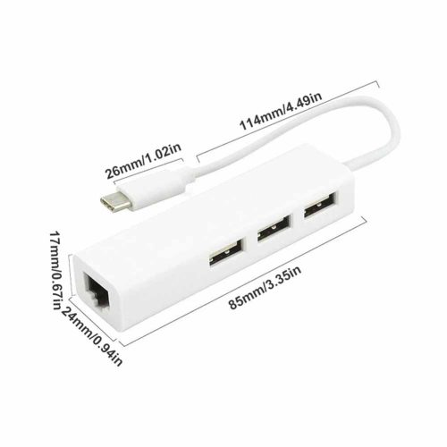Sobre fondo blanco, un adaptador blanco USB-C a RJ45 con tres puertos USB y cable corto muestra sus medidas impresas en el cuerpo.