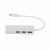 Un adaptador hub USB-C blanco de plástico muestra un conector macho y tres puertos USB 2.0 junto a un cable corto curvado para red y datos.