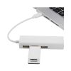 Un hub USB-C blanco con tres puertos USB y un puerto RJ45 conectado a un portátil gris para ampliar red Ethernet y periféricos con facilidad.