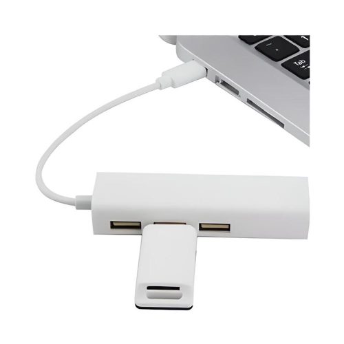 Un hub USB-C blanco con tres puertos USB y un puerto RJ45 conectado a un portátil gris para ampliar red Ethernet y periféricos con facilidad.