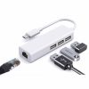 Un adaptador blanco USB-C a RJ45 con tres puertos USB y cable corto, junto a conectores Ethernet y memorias USB sobre fondo limpio.