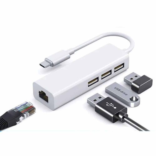 Un adaptador blanco USB-C a RJ45 con tres puertos USB y cable corto, junto a conectores Ethernet y memorias USB sobre fondo limpio.