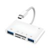 Un hub USB-C 4 en 1 blanco con tres puertos USB azules y ranuras SD y microSD, además de un cable corto para conectar equipos.