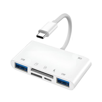 Un hub USB-C 4 en 1 blanco con tres puertos USB azules y ranuras SD y microSD, además de un cable corto para conectar equipos.