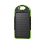 Cargador solar portátil EON de 5000mAh con carcasa negra y verde, panel monocristalino, entrada USB oculta y linterna LED para emergencias.
