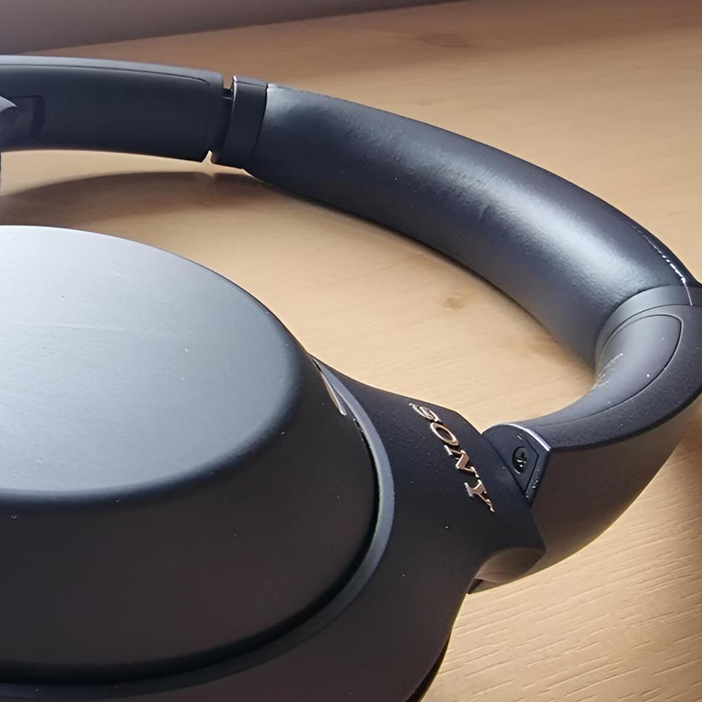 Diadema de repuesto negra para audífonos Sony WH-1000XM3 y WH-1000XM4, con acabado en cuero sintético y relleno de espuma soft.