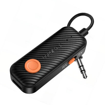 Un adaptador Bluetooth Borofone BC62 negro de diseño compacto, con cable corto, conector jack 3,5 mm y botones naranjos, sobre fondo blanco.