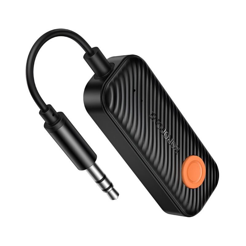 Un adaptador Bluetooth Borofone BC62 negro con conector jack 3,5 mm y cable corto muestra un diseño compacto con botón naranja para audio.