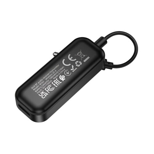 El adaptador Bluetooth Borofone BC62 negro aparece con cable corto y puerto AUX, mostrando etiquetas técnicas y diseño compacto sobre un fondo blanco.