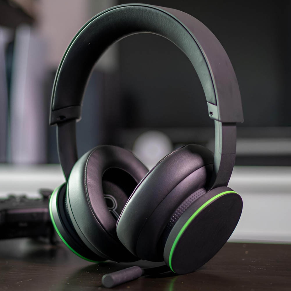 La diadema negra con acolchado suave descansa sobre unos audífonos gamer compatibles con XBOX Series XS y XBOX ONE, mostrando un ajuste cómodo.
