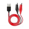 Un cable USB a pinzas cocodrilo de 58 cm muestra conectores rojo y negro junto a un enchufe USB para pruebas eléctricas y alimentación DC segura.