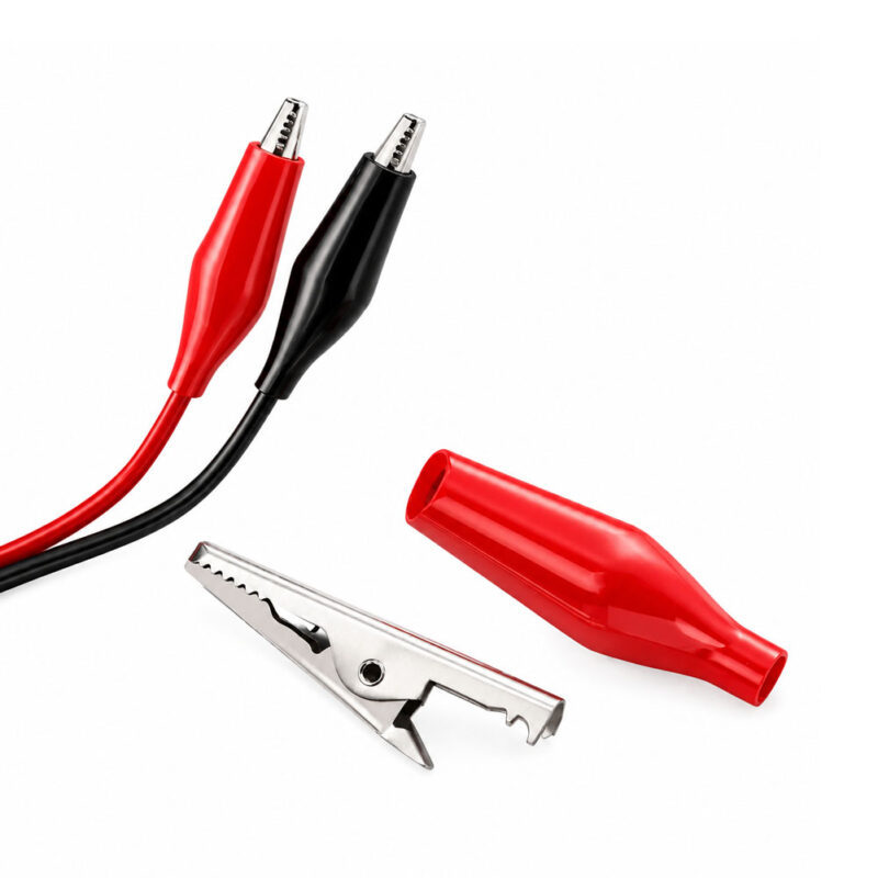 Un cable USB a pinzas cocodrilo muestra dos conductores rojo y negro con terminales metálicos y una pinza roja protectora sobre fondo blanco.