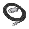 Un cable Hoco negro de USB-C a HDMI con recubrimiento trenzado conecta portátiles y dispositivos compatibles con pantallas 4K de alta definición.