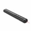 En un puntero presentador Hoco GM200 negro se ven botones de control, receptor USB inalámbrico y un láser rojo encendido en la punta compacta.