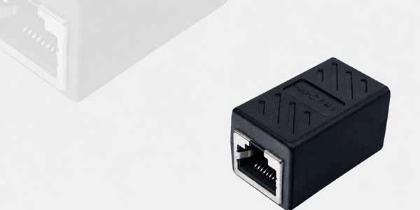 Compacto adaptador copla RJ45 Cat7 negro para red y datos, con conector hembra a hembra, en la línea de accesorios Rayoshop Chile.