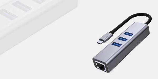 Hub USB-C Rayoshop Chile gris metalizado con cable negro, tres puertos USB y conexión Ethernet para audio, video, carga, red y datos.