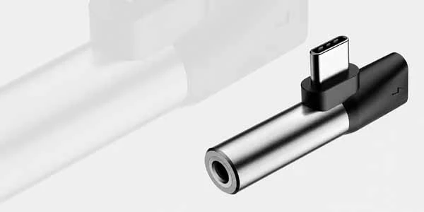 Adaptador splitter USB-C metalizado y negro para audio, video, carga, red y datos en Rayoshop Chile, con diseño compacto y conector lateral.