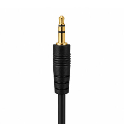 Un conector jack 3,5 mm macho a macho negro con punta dorada y cuerpo reforzado, sobre fondo blanco para audio auxiliar de 1,5 metros.