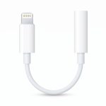Adaptador Lightning a auxiliar jack 3.5 mm en color blanco, con conector de 8 pines y cable corto flexible.