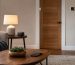 Sala con lámpara, parlante inteligente, termostato, sensor de puerta y teléfono
