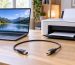 Cable USB-A a USB-B completo junto a un notebook y una impresora